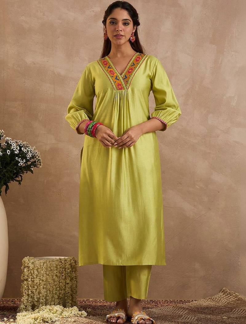 Women Ethnic Motifs Embroidered Regular Thread Work Liva Kurta with Trousers