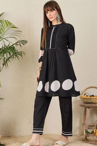 Women Pleated Pure Cotton Kurta with Trousers