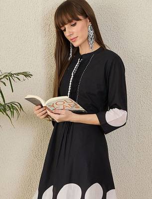 Women Pleated Pure Cotton Kurta with Trousers 4