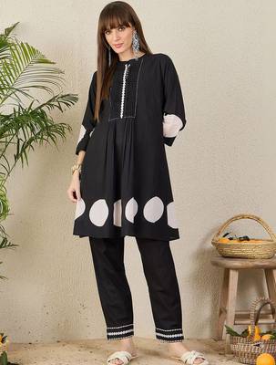 Women Pleated Pure Cotton Kurta with Trousers 5