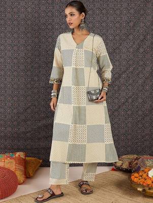 Women Printed Regular Pure Cotton Kurta with Trousers 1