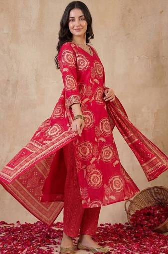 Women Floral Printed Regular Chanderi Silk Kurta with Trousers & With Dupatta