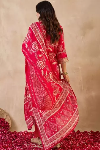 Women Floral Printed Regular Chanderi Silk Kurta with Trousers & With Dupatta