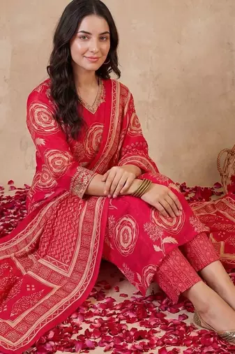 Women Floral Printed Regular Chanderi Silk Kurta with Trousers & With Dupatta