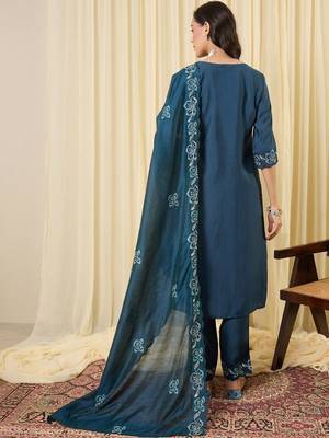 Women Floral Embroidered Regular Thread Work Kurta with Trousers & With Dupatta 3