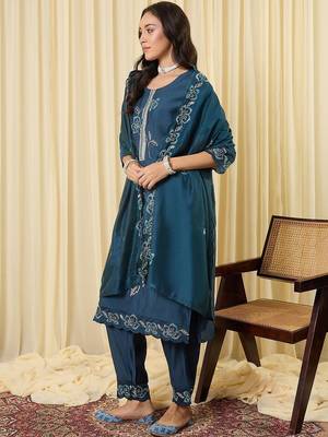 Women Floral Embroidered Regular Thread Work Kurta with Trousers & With Dupatta 4