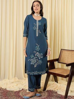 Women Floral Embroidered Regular Thread Work Kurta with Trousers & With Dupatta 5
