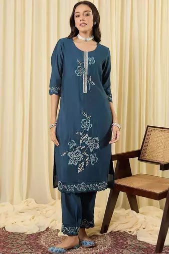 Women Floral Embroidered Regular Thread Work Kurta with Trousers & With Dupatta