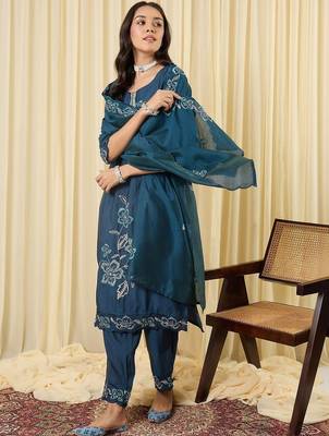Women Floral Embroidered Regular Thread Work Kurta with Trousers & With Dupatta 6