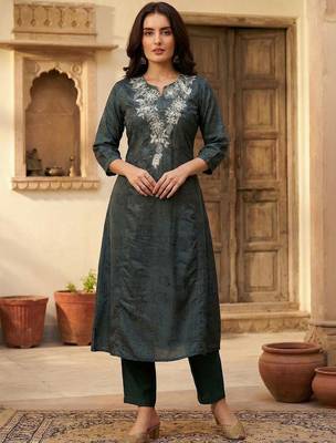 Women Ethnic Motifs Embroidered Regular Thread Work Kurta with Trousers 1