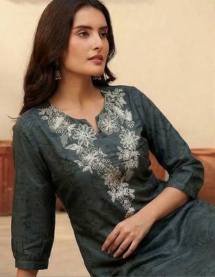 Women Ethnic Motifs Embroidered Regular Thread Work Kurta with Trousers 2