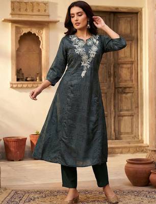 Women Ethnic Motifs Embroidered Regular Thread Work Kurta with Trousers 6