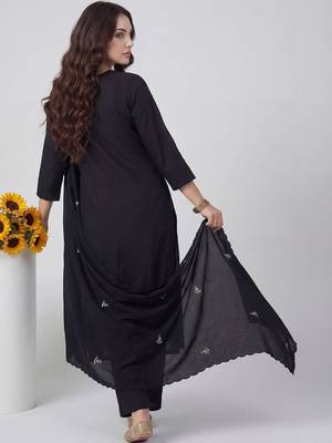 Women Floral Embroidered Regular Thread Work Kurta with Trousers & With Dupatta 4