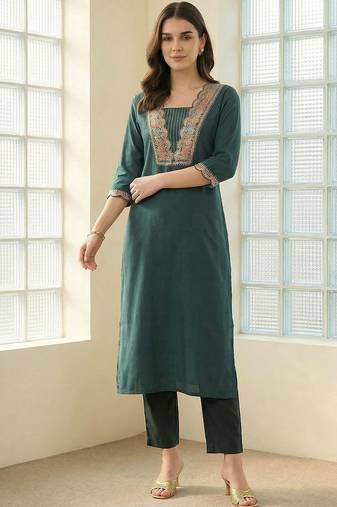 Women Ethnic Motifs Embroidered Regular Thread Work Kurta with Trousers