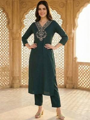 Women Ethnic Motifs Embroidered Regular Thread Work Kurta with Trousers 2