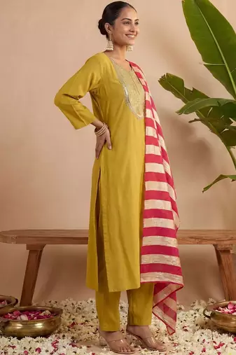Women Ethnic Motifs Embroidered Regular Thread Work Kurta with Trousers & With Dupatta