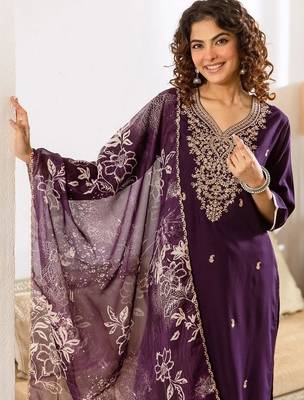 Women Floral Embroidered Regular Thread Work Kurta with Trousers & With Dupatta 4