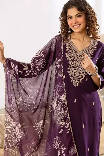 Women Floral Embroidered Regular Thread Work Kurta with Trousers & With Dupatta