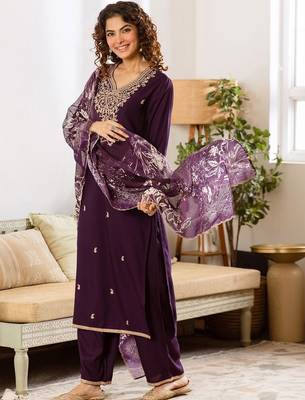 Women Floral Embroidered Regular Thread Work Kurta with Trousers & With Dupatta 7