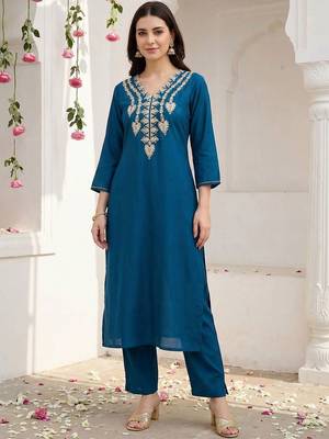 Women Ethnic Motifs Embroidered Regular Thread Work Kurta with Trousers 1
