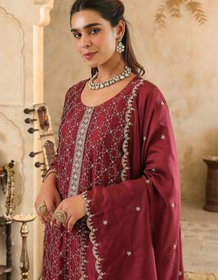 Women Ethnic Motifs Embroidered Regular Thread Work Kurta with Trousers & With Dupatta 4
