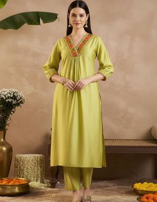 Women Ethnic Motifs Embroidered Empire Thread Work Liva Kurta with Trousers 1