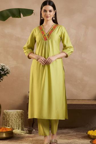 Women Ethnic Motifs Embroidered Empire Thread Work Liva Kurta with Trousers