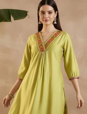 Women Ethnic Motifs Embroidered Empire Thread Work Liva Kurta with Trousers 2