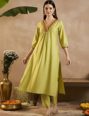 Women Ethnic Motifs Embroidered Empire Thread Work Liva Kurta with Trousers 5