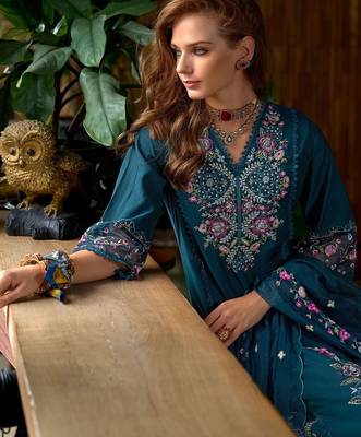 Women Floral Embroidered Regular Thread Work Kurta with Trousers & With Dupatta 2