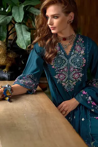 Women Floral Embroidered Regular Thread Work Kurta with Trousers & With Dupatta