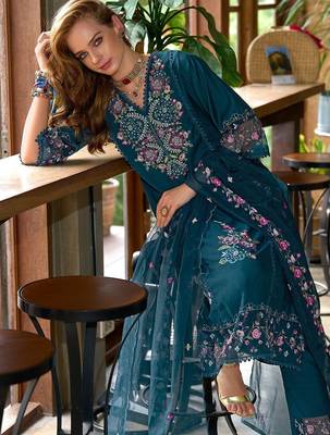 Women Floral Embroidered Regular Thread Work Kurta with Trousers & With Dupatta 4