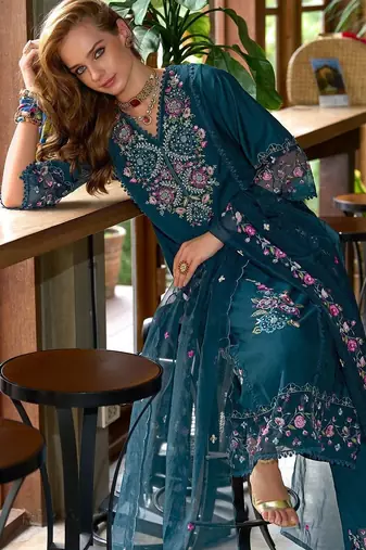 Women Floral Embroidered Regular Thread Work Kurta with Trousers & With Dupatta