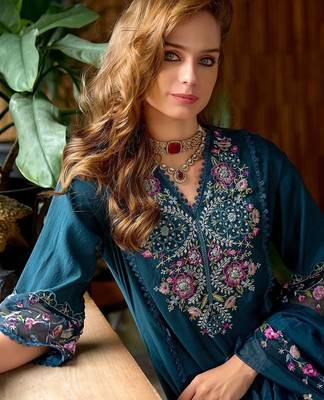 Women Floral Embroidered Regular Thread Work Kurta with Trousers & With Dupatta 6