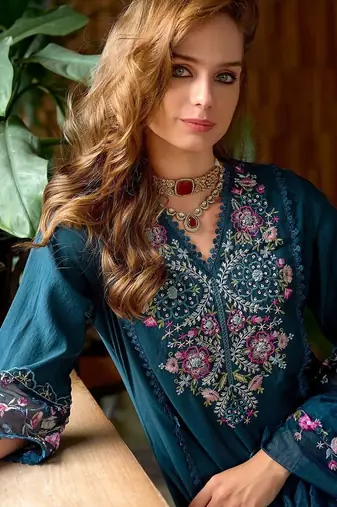 Women Floral Embroidered Regular Thread Work Kurta with Trousers & With Dupatta