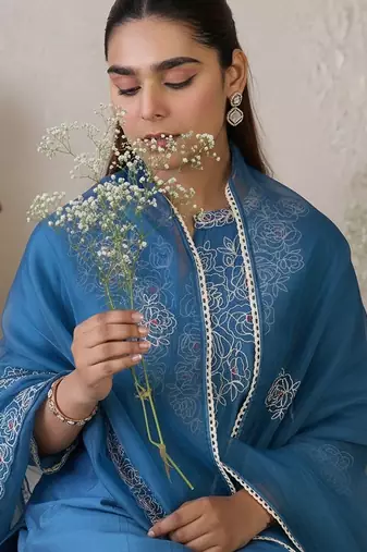Women Ethnic Motifs Embroidered Regular Thread Work Liva Kurta with Trousers & With Dupatta