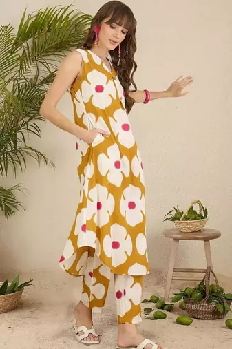 Women Floral Printed Regular Pure Cotton Kurta with Pyjamas