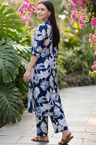 Women Floral Printed Regular Kurta with Trousers