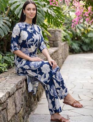 Women Floral Printed Regular Kurta with Trousers 5