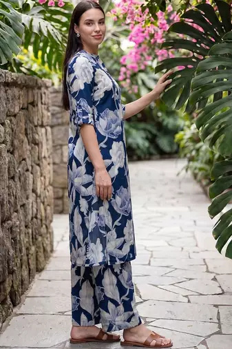 Women Floral Printed Regular Kurta with Trousers