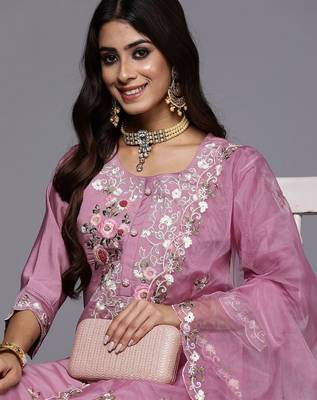 Women Floral Embroidered Regular Thread Work Kurta with Trousers & With Dupatta 5