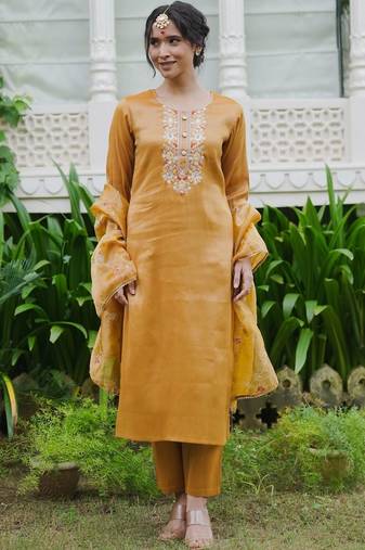 Women Ethnic Motifs Embroidered Regular Thread Work Liva Kurta with Trousers & With Dupatta