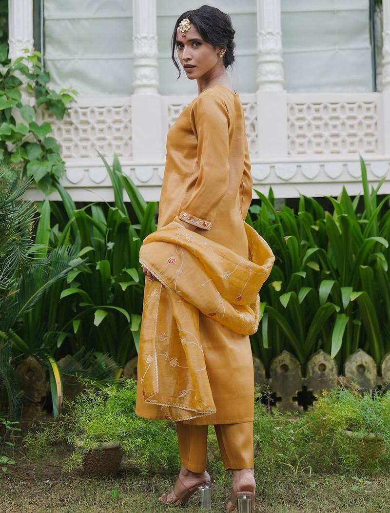 Women Ethnic Motifs Embroidered Regular Thread Work Liva Kurta with Trousers & With Dupatta