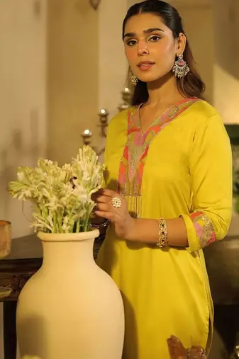 Women Ethnic Motifs Embroidered Regular Thread Work Kurta with Trousers