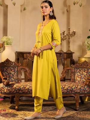 Women Ethnic Motifs Embroidered Regular Thread Work Kurta with Trousers 1