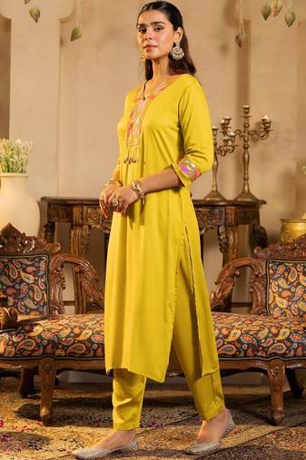 Women Ethnic Motifs Embroidered Regular Thread Work Kurta with Trousers