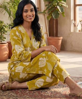 Women Floral Printed Regular Pure Cotton Kurta with Trousers 1
