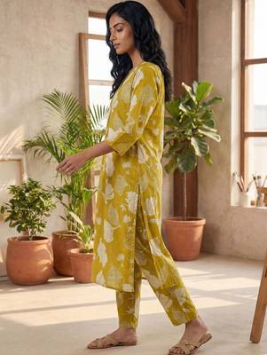 Women Floral Printed Regular Pure Cotton Kurta with Trousers 3