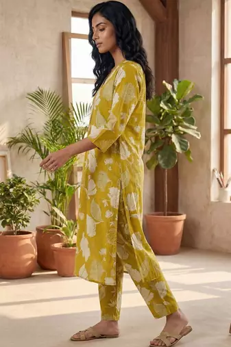 Women Floral Printed Regular Pure Cotton Kurta with Trousers