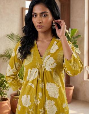 Women Floral Printed Regular Pure Cotton Kurta with Trousers 5